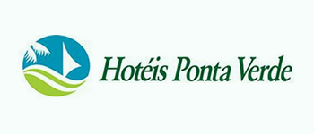 Logo do Hotel Ponta Verde. A esquerda um círculo, divido por duas cores, a azul, na parte superior, representando o céu e na parte inferior, o verde, representando o mar. Na parte azul, no canto esquerde um coqueitro preenchido de branco e no centro superior a vela de um barco preenchida de branco também. Ao lado do círculo, o texto Hotel POnta Verde, escrito em verde e com as letras inclinadas para a direita, abaixo do texto, estap escrito, Praia do Francês, em Azul e também inclinado a direita