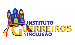 Logo do Instituto Guerreiros da Inclusão. O texto Instituto Guerreiros da Inclusão escrito em três linhas, cada palavra abaixo da outra escrito em azul, O Guerreiros escrito em amarelo, acima do G de Guerreiros, há um chapeú com um edifício de três torres de muro azul e com diversas janelas de diversas cores, na parte central do edifício há um portão grande verde. Em cada ponta da aba do chapeú, há umas fitas direcionadas para baixo, as fitas estão nas cores, vermelhor, amarelo e azul