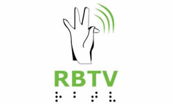 Logo do Revista Brasileira de Tradução Visual. Uma mão com três dedos levantados, o indicador abaixado e o dedão apoiado no indicador na parte de dentro. Três arcos em verde organizados paralelamente na parte superior direita, a mão está fazendo a letra T na Linguagem Brasileira de Sinais (LIBRAS). Abaixo do desenho da mão. As letras em verde R, B T e V, abaixo de cada letra as mesmas letras só que escritas em Braile