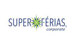 Logo da SuperFérias. Formado, em azul e em caixa alta, pelas palavras Super Férias, unidas por uma rosa dos ventos verde, amarela e azul. Ao pé do S de férias, um círculo com R de Marca Registrada, sob o qual lê-se, em itálico e minúsculas: corporate
