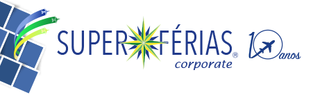 Assinatura de e-mail da Super Férias: composta por um mosaico, o logotipo e o selo de dez anos. À esquerda, mosaico formado por três fileiras inclinadas de retângulos azuis, contornados por linhas brancas. Do meio do mosaico partem, em arcos ascendentes, uma faixa azul, em cuja ponta há um avião azul; uma faixa verde com um avião verde; e uma amarela com um avião amarelo. No centro está o logo, formado, em azul e em caixa alta, pelas palavras Super Férias, unidas por uma rosa dos ventos verde, amarela e azul. Ao pé do S de férias, um círculo com R de Marca Registrada, sob o qual lê-se, em itálico e minúsculas: corporate. À direita, em azul, o selo de dez anos, representado pelo número dez.  Do número 1, sai  uma faixa, a qual forma um avião ao centro do zero. A palavra anos, está em letra cursiva